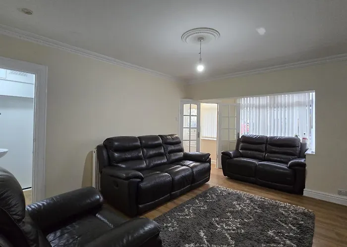 Entire Three Bedroom House In Birmingham